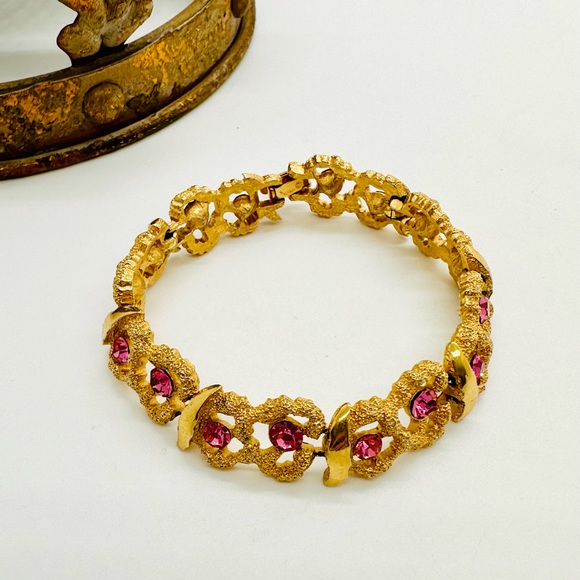 Vintage CROWN TRIFARI pink rhinestone Bracelet 💖 - Picture 17 of 17